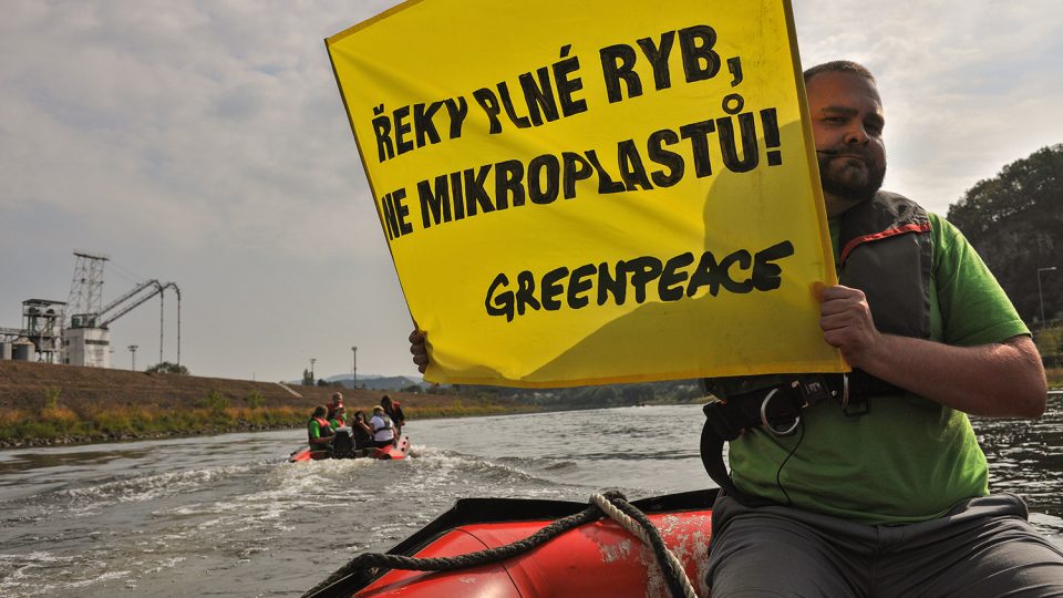 Greenpeace odebírá vzorky vody z Labe. Bude v nich hledat mikroplasty