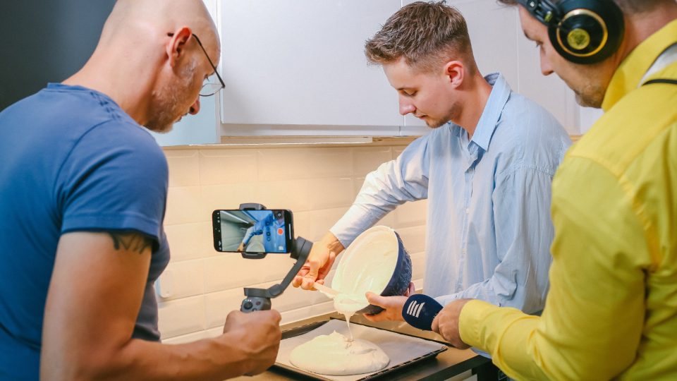 Řídké těsto nalijeme na plech vyložený pečicím papírem | foto: Jana Volková Řídké těsto nalijeme na plech vyložený pečicím papírem