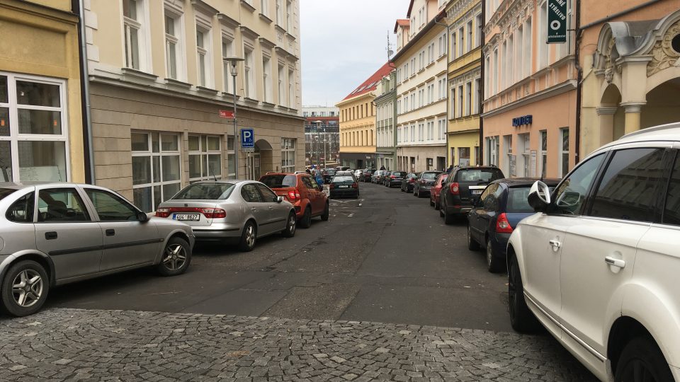 Dlouhá ulice od Zámeckého náměstí k obchodním domům by měla mít místo asfaltu kostky