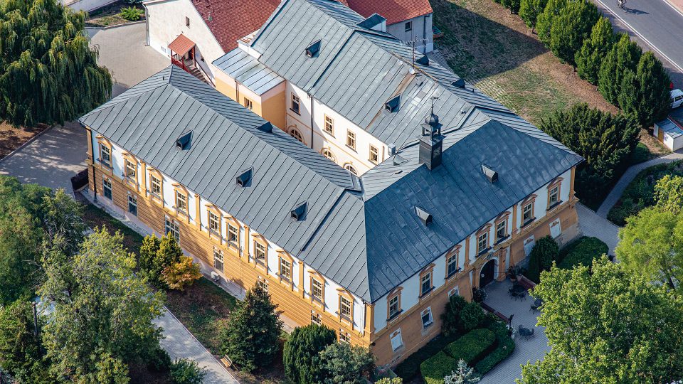 Zámek Čížkovice vznikl v letech 1658–1665 přestavbou starší tvrze podle projektu architekta Giulia Broggia. Jde o kulturní památku