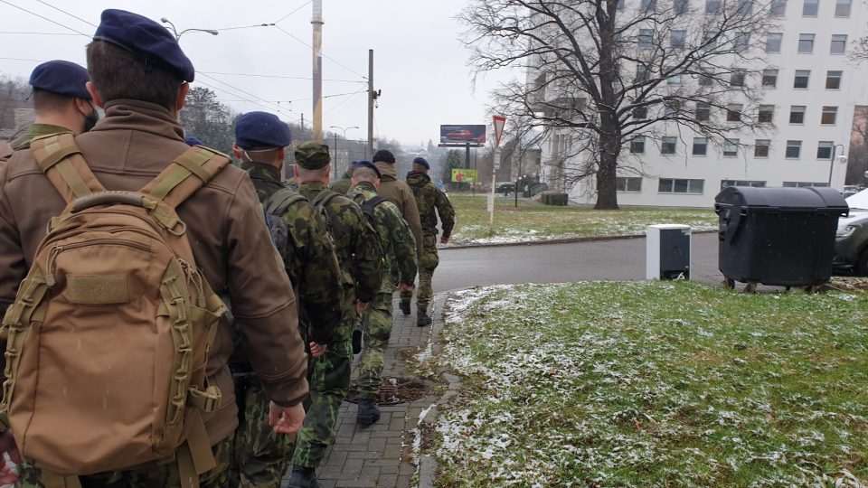 Do nemocnic v Ústeckém kraji dnes dorazili další vojáci. Lékařům a sestrám budou pomáhat s péčí o pacienty