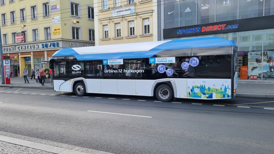 Na ústeckém Mírovém náměstí je k vidění autobus na vodík
