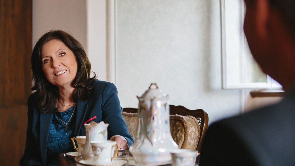 Manželka majitele zámku Marcela Lažanská při odpočinku v prvním patře zámku | foto: Jana Volková Manželka majitele zámku Marcela Lažanská při odpočinku v prvním patře zámku