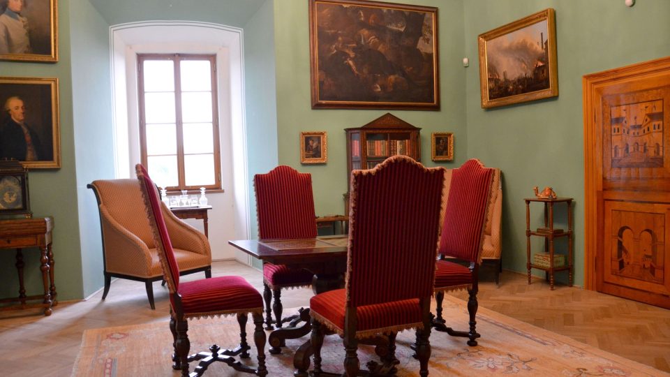 V Kuřáckém salonku hrálo panstvo kostky, karty a další hry