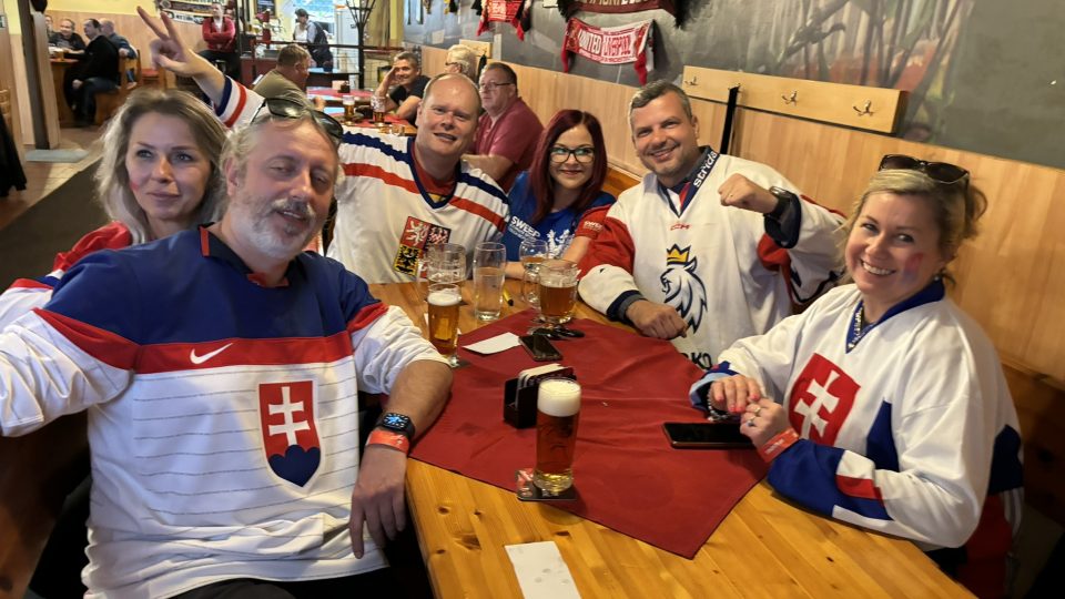Tepličtí fanoušci prožívali čtvrtfinálové hokejové utkání Česka proti USA i v hospodě U Hvězd