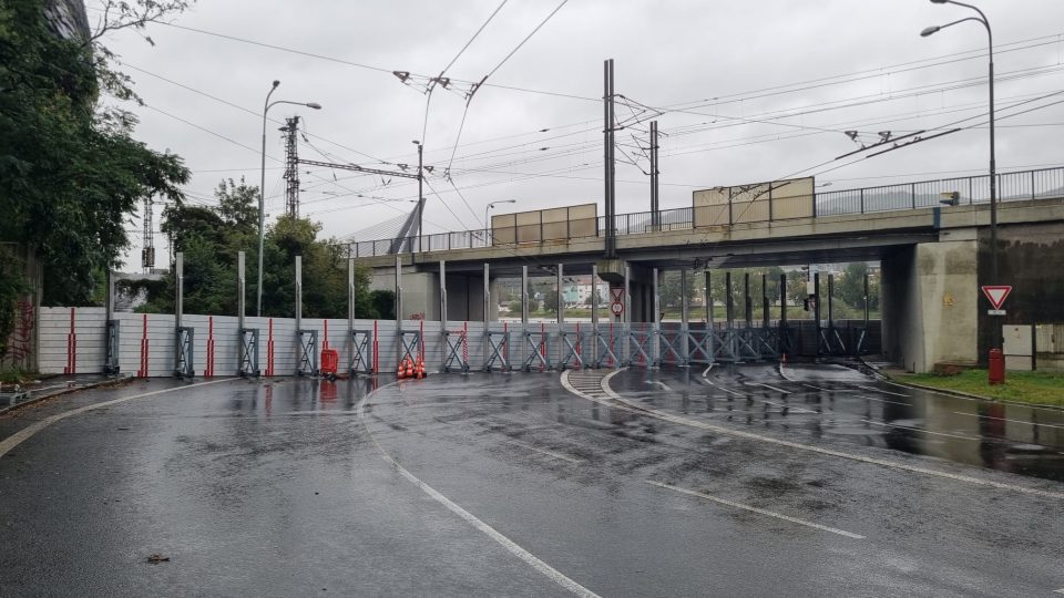 Protipovodňová stěna na křižovatce z centra Ústí nad Labem na Mariánský most