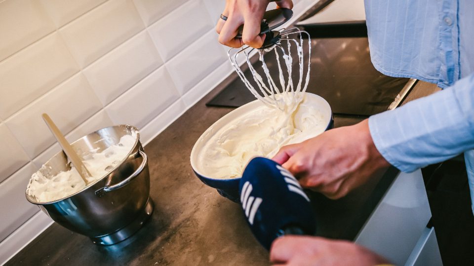 Z oslazených bílků vyšleháme sníh a přidáme k surovinám na těsto | foto: Jana Volková Z oslazených bílků vyšleháme sníh a přidáme k surovinám na těsto
