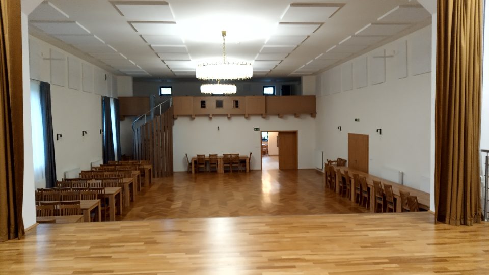 Lahošť na Teplicku, nový sál s pódiem v opraveném kulturním domě