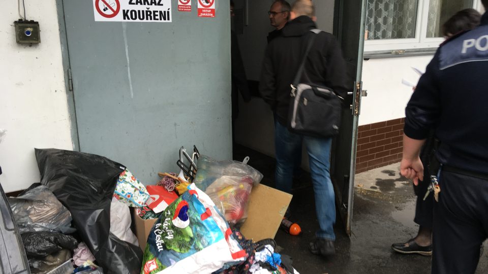 Při kontrole odpadků u krematoria v Ústí nad Labem našli ministerští úředníci zbytky tkáně