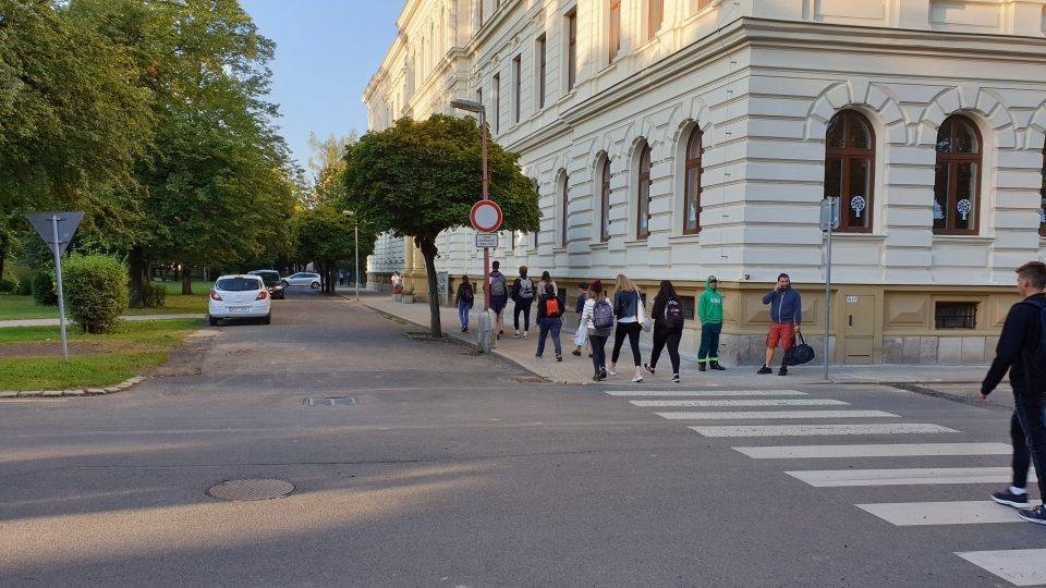 Školní ulice v Lovosicích zatím zůstane obousměrně průjezdná