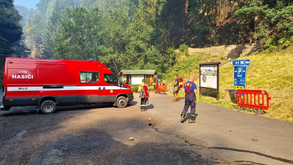 Hasiči druhý den zasahují u požáru v Národním parku České Švýcarsko