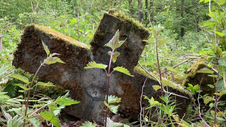 Staré německé náhrobky vyprošťují ze skládky v Zubrnicích dobrovolníci