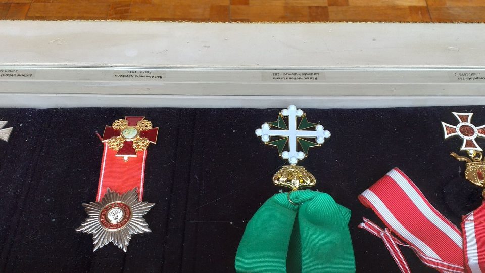 Ve vitríně jsou k vidění řády hraběte Karla Chotka