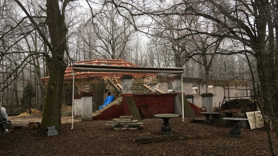 Rekonstrukce vyhořelého výletního zámečku ve Mstišově na Teplicku potrvá do jara 2021