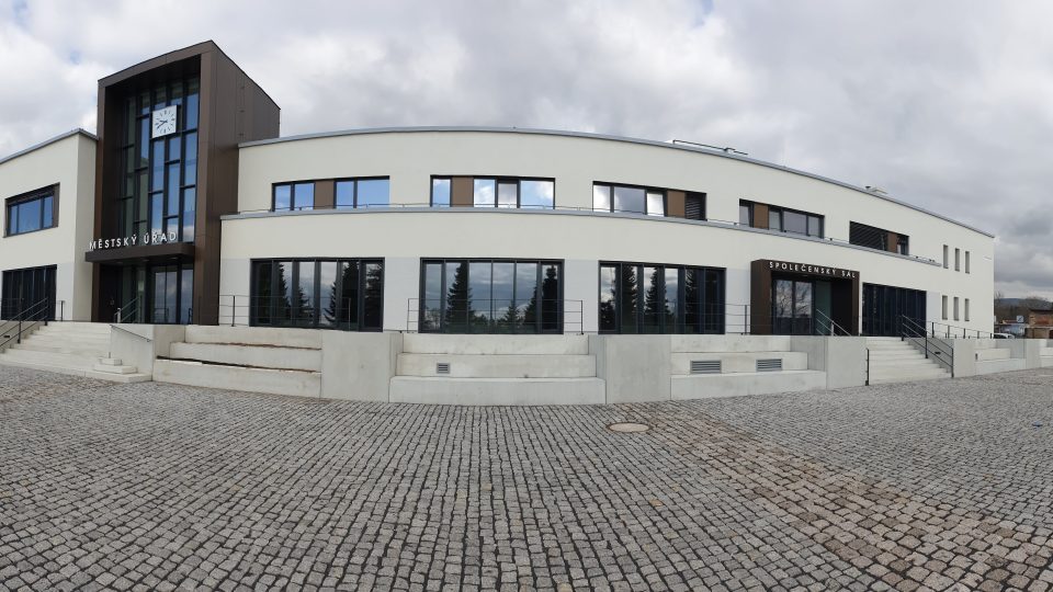 Nově opravený kulturní dům a městský úřad v Chlumci | foto: Jan Bachorík Nově opravený kulturní dům a městský úřad v Chlumci