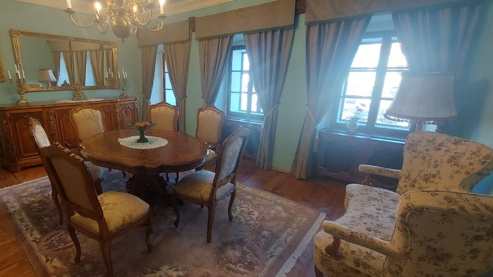 V prvním patře Domu starých časů najdete i takzvaný parádní pokoj