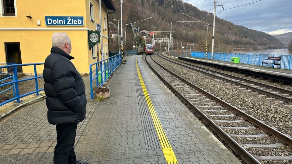 Obyvatelé Dolního Žlebu jsou stále odkázaní na vlakové spojení s Děčínem. Jedinou přístupovou silnici totiž zaplavilo Labe