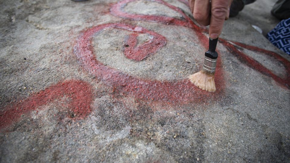 České Švýcarsko nechalo odstranit nápisy nastříkané na pískovcovou skálu na hradě Šaunštejn 