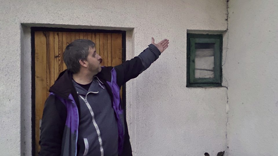 Milan Prošek ukazuje jednu z prasklin na svém domě