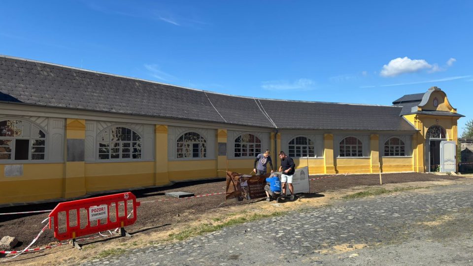 Chřibská dokončuje záchranu jedné ze dvou chodeb ambitu v areálu kostela sv. Jiří | foto: Daniela Pilařová, Český rozhlas Chřibská dokončuje záchranu jedné ze dvou chodeb ambitu v areálu kostela sv. Jiří