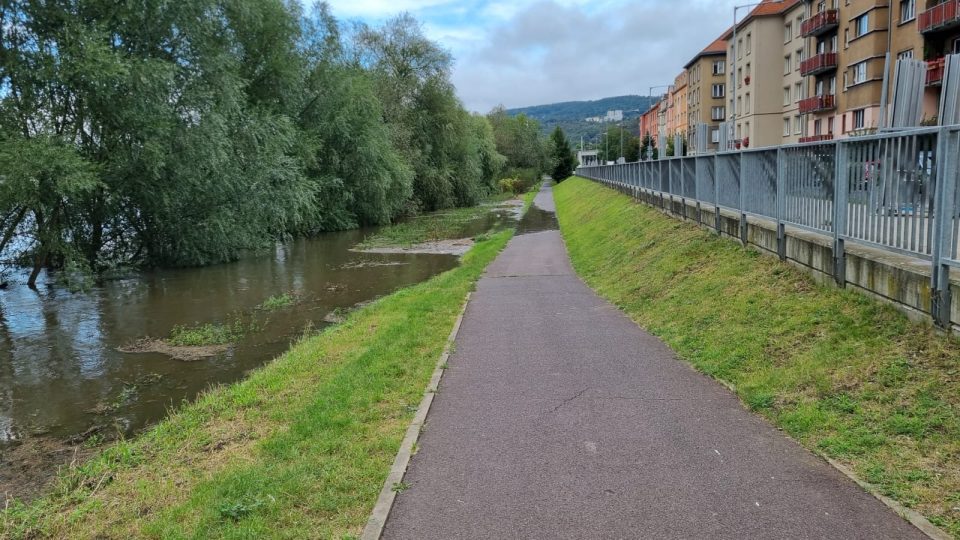 Hasiči a městské služby staví v Ústí nad Labem na Střekově protipovodňovou stěnu - má odolat dvacetileté vodě