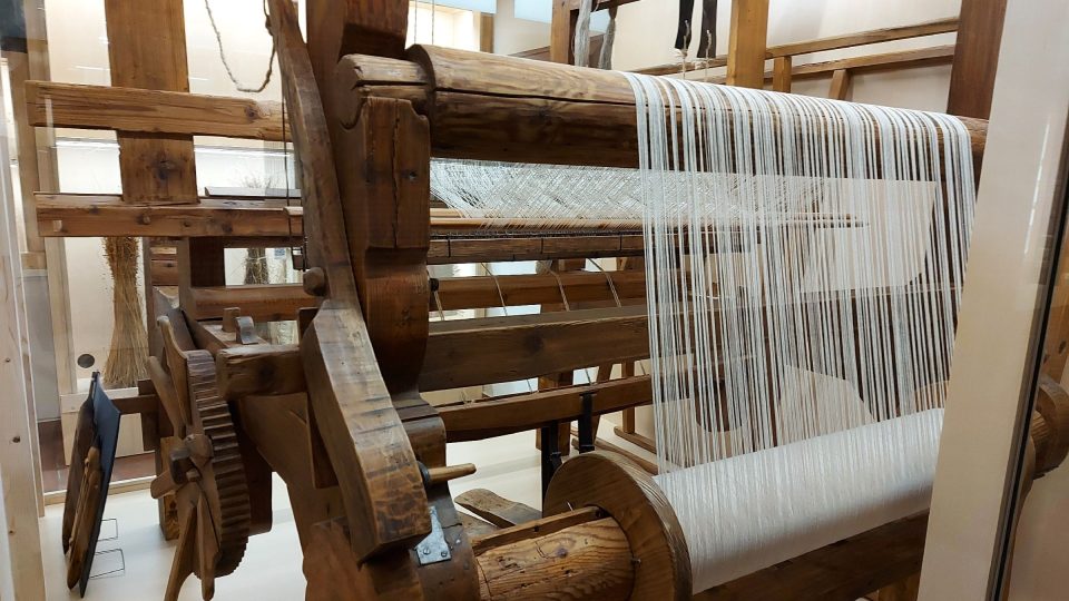 Součástí expozice jsou i stroje na výrobu látek | foto: Markéta Vejvodová, Český rozhlas Součástí expozice jsou i stroje na výrobu látek