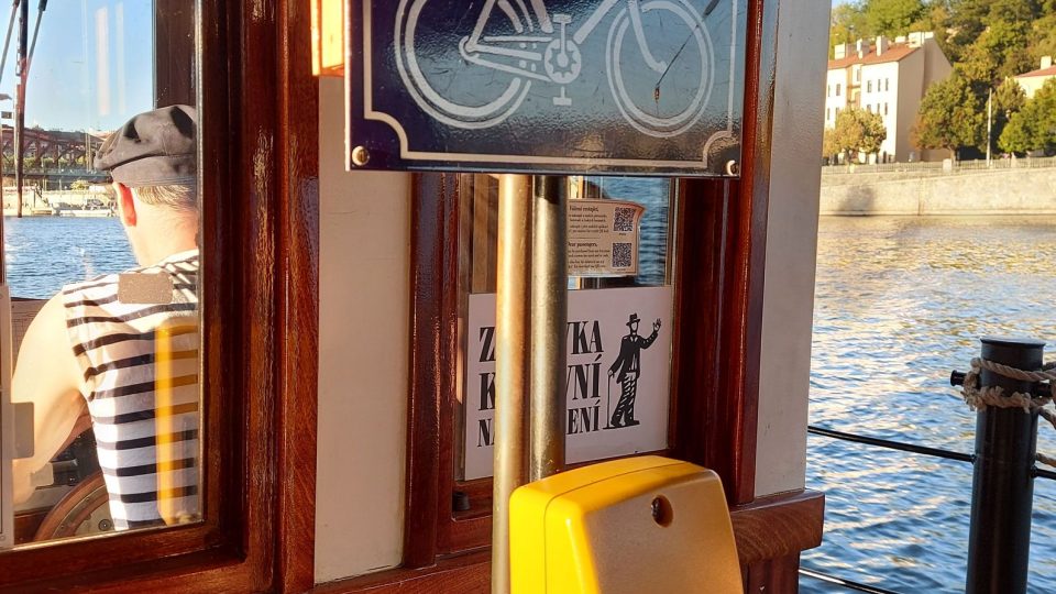 Na přívozu lze plout i s jízdním kolem | foto: Jolana Nováková, Český rozhlas Na přívozu lze plout i s jízdním kolem