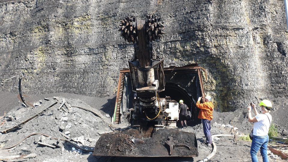 Těžaři propustí většinu ze dvou stovek horníků, kteří dobývali uhlí v chodbicích v lomu ČSA