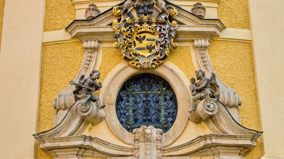 Gallasovký erb nad vchodem do hejnické baziliky