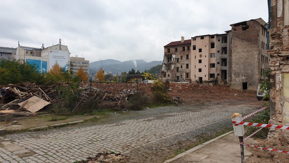 Demolice budov u České besedy v blízkosti západního nádraží v Ústí nad Labem
