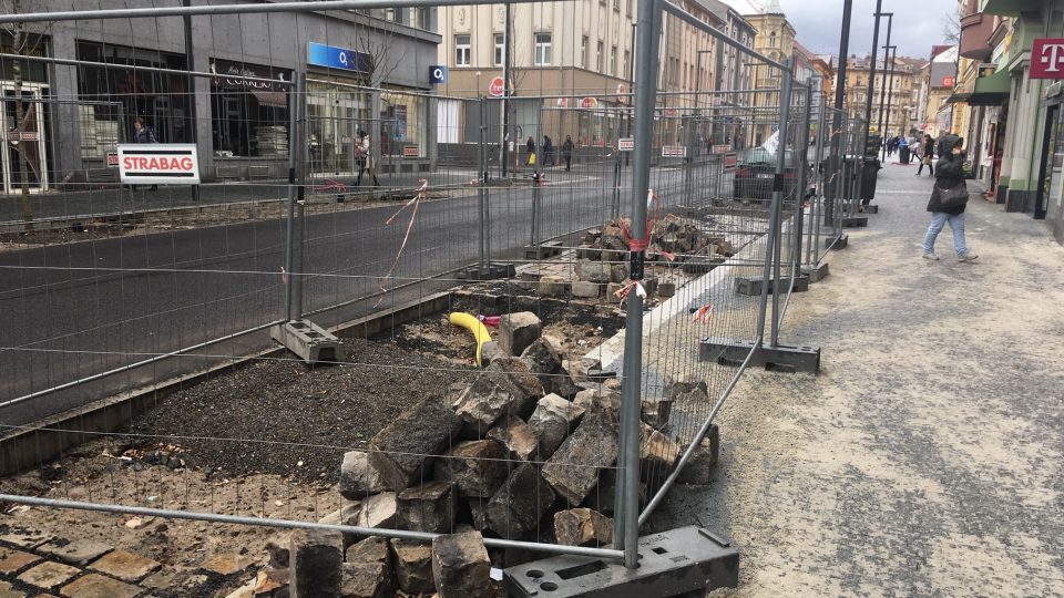 V nově zrekonstruované ulici Prokopa Holého se propadá dlažba