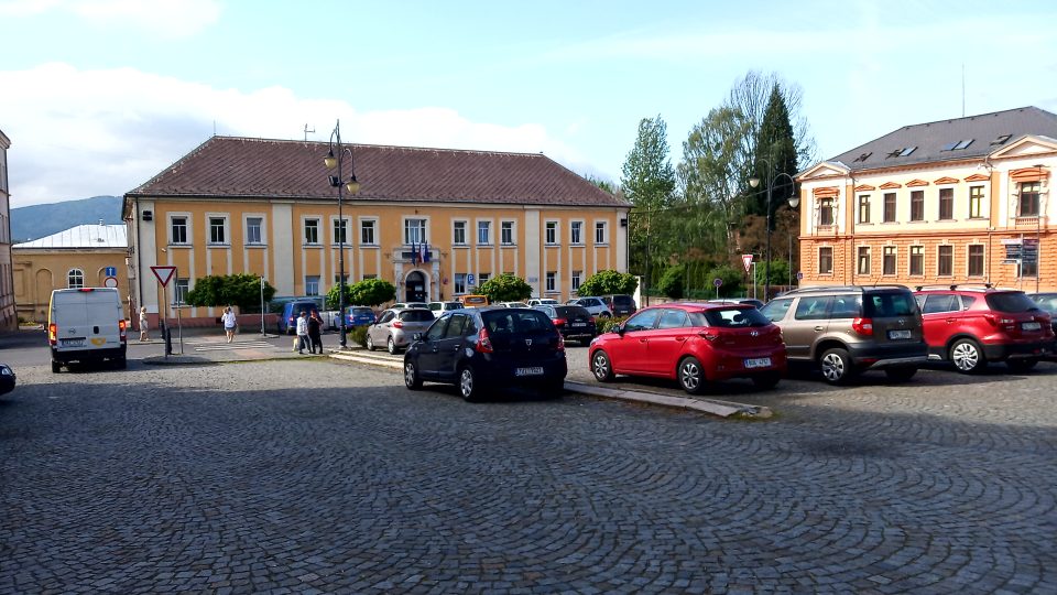 Varnsdorf plánuje opravu náměstím mezi radnicí a kostelem
