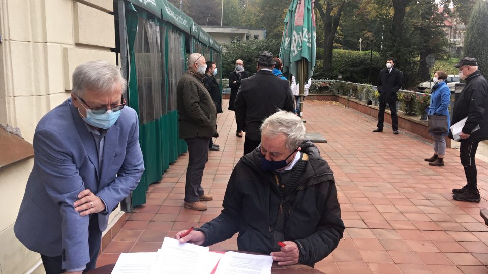 Zastupitelé Děčína se sešli před kulturním domem Střelnice, aby podepsali novou koaliční smlouvu