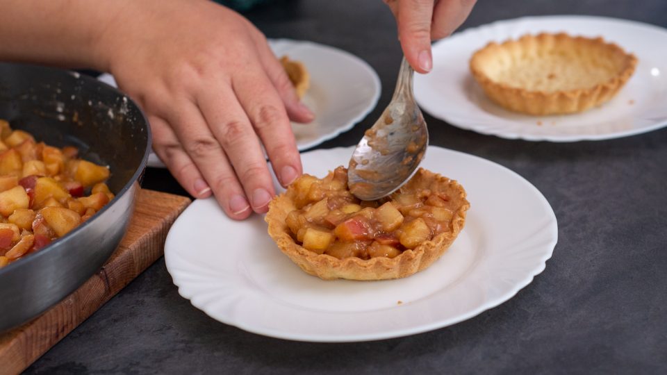 Po upečení těsta plníme jablečnou směsí | foto: Martin Čuřík Po upečení těsta plníme jablečnou směsí