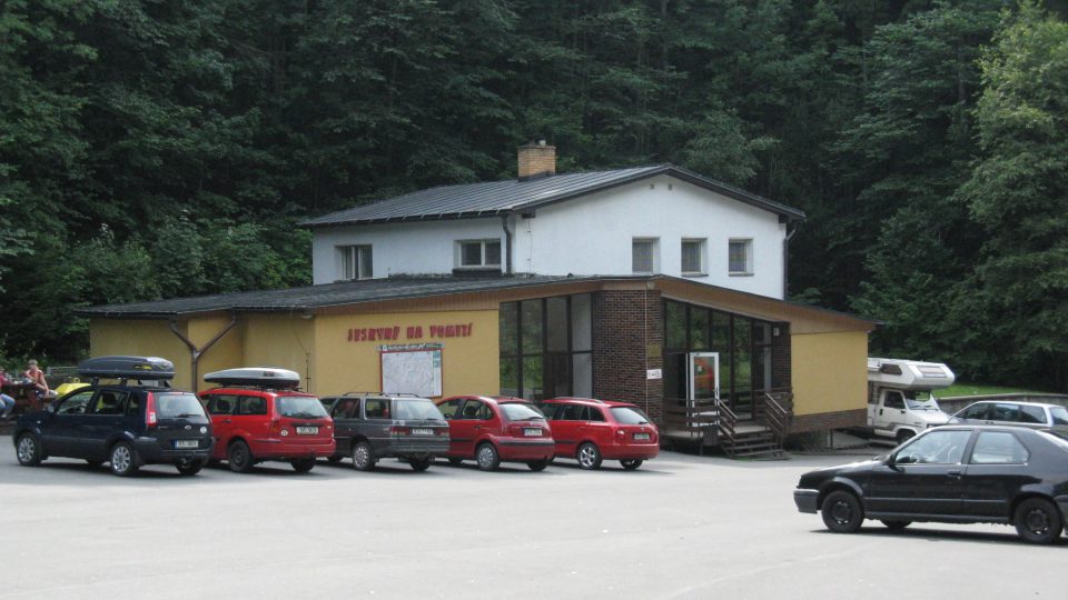 Vstup do jeskyní je přímo u hlavní silnice mezi Lipovou - Lázněmi a Javorníkem