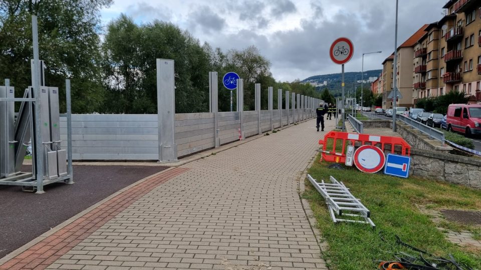 Hasiči a městské služby staví v Ústí nad Labem na Střekově protipovodňovou stěnu - má odolat dvacetileté vodě