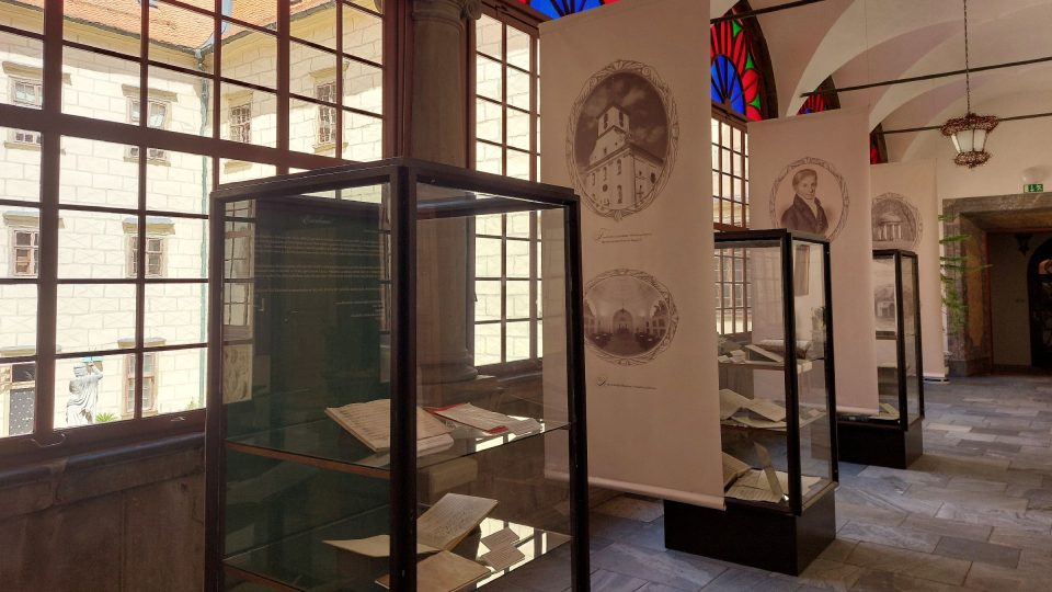 Zámecké arkády s výstavou o Antoniu Salierim