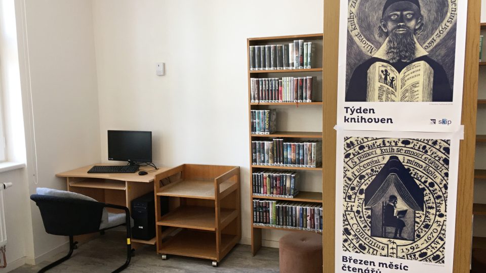 Prázdné regály v pobočce knihovny časem zaplní knižní novinky