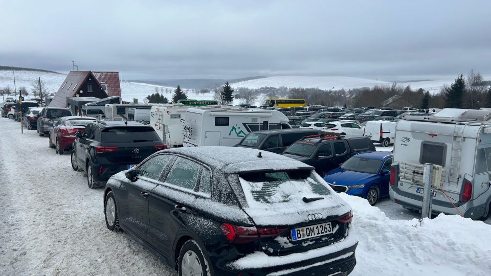 Do lyžařských středisek v Ústeckém kraji vyrazily tisíce turistů. Spolu s nimi se do terénu vydaly také policejní hlídky