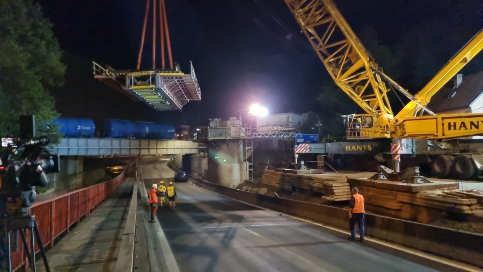 Usazení nového železničního mostu nad Střeleckou ulicí v Ústí nad Labem