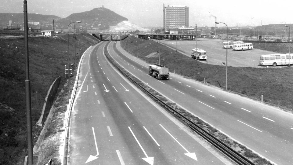 Dopravní koridor v Mostě funguje už 40 let. V minulosti sloužil i jako závodní dráha