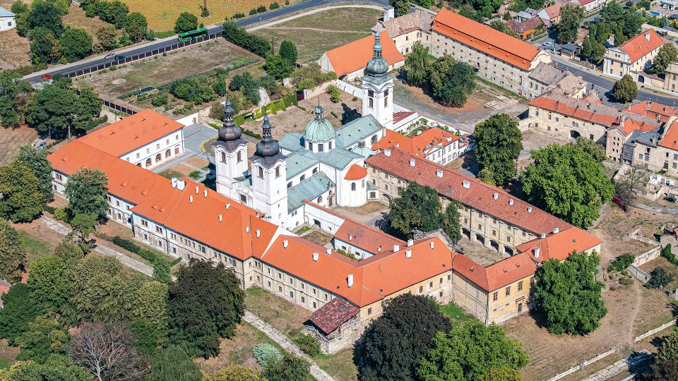 Klášter sester premonstrátek v Doksanech vznikl zřejmě současně se Strahovem kolem roku 1143 jako zbožné dílo Vladislava II. a jeho manželky Gertrudy, která je zde také pohřbená. Jde o druhý ženský klášter založený v našich zemích