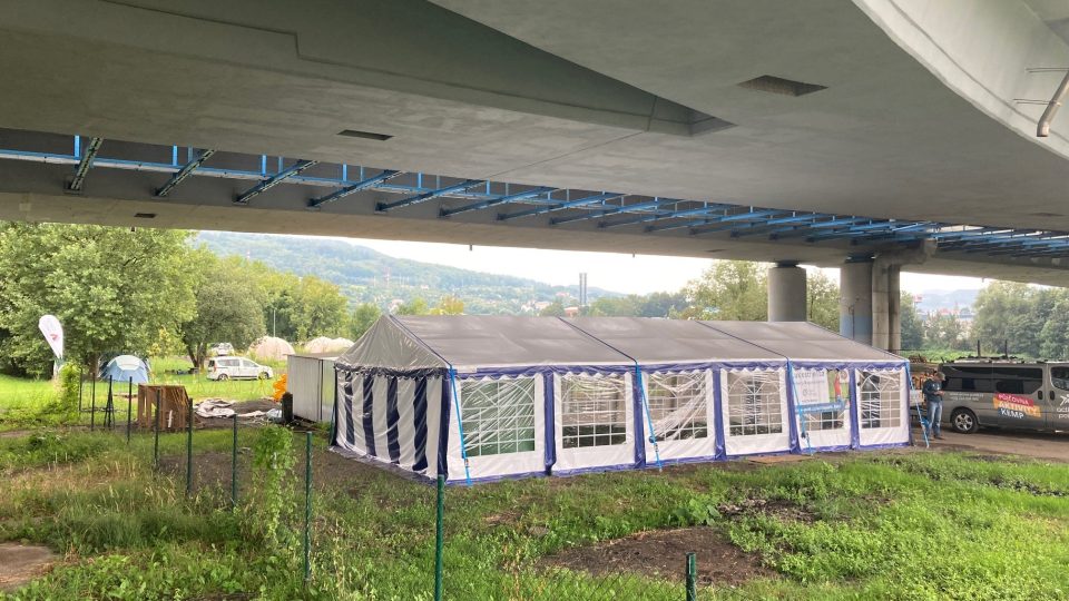 Kemp pod mostem v Děčíně