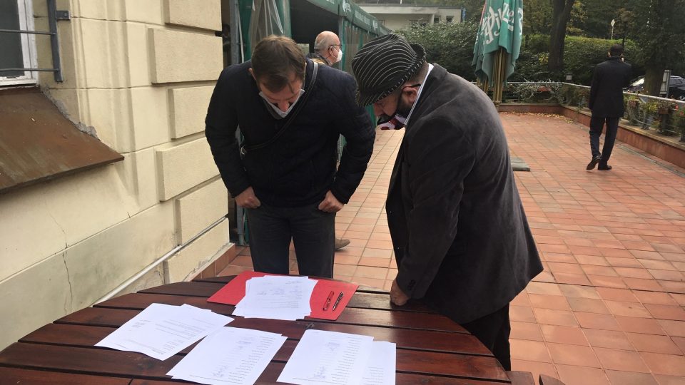 Zastupitelé Děčína se sešli před kulturním domem Střelnice, aby podepsali novou koaliční smlouvu