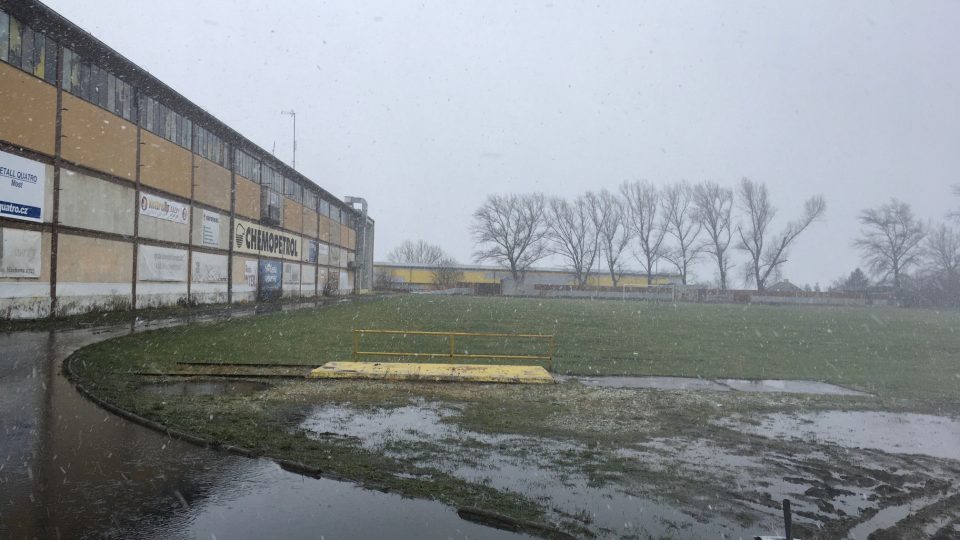 Fotbalové hřiště, kde americký fotbal hrají Hunters Litvínov. O hřiště přijdou stavbou parkoviště