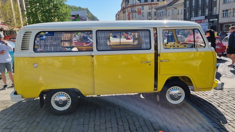 Na 150 historických aut a motocyklů prvního května zahájilo v Ústí nad Labem letošní sezónu veteránů