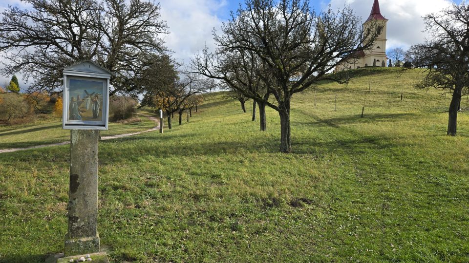 Na křížové cestě ke kostelu na Byšičkách