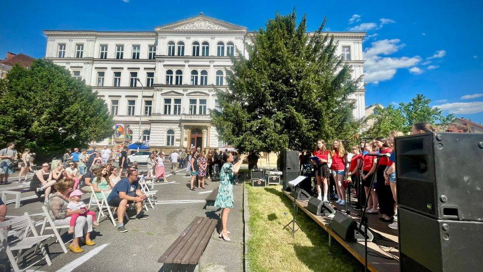 Studenti tří škol na Komenského náměstí v Děčíně uspořádali třetí ročník happeningu Otočíme Komenského