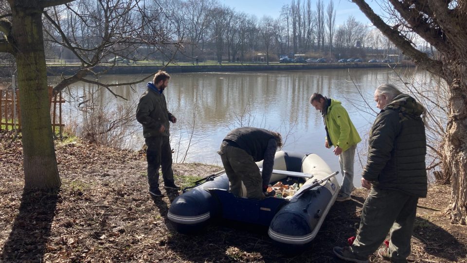 Ochránci přírody společně s rybáři vyčistili břehy Zámeckého rybníka v Děčíně