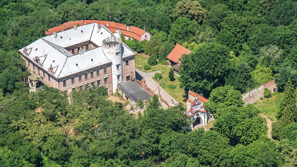 Barokní zámek Líčkov stojí na ostrožně na místě staršího hradu nad stejnojmennou vsí. Podle Václava Hájka z Libočan začíná historie Líčkova již kolem roku 766, ale první věrohodná zpráva o panském sídle v Líčkově pochází až z roku 1342